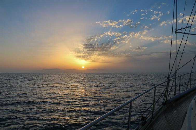 Wir geniessen den letzten Sonnenuntergang vor unserer Ankunft in Gibraltar.